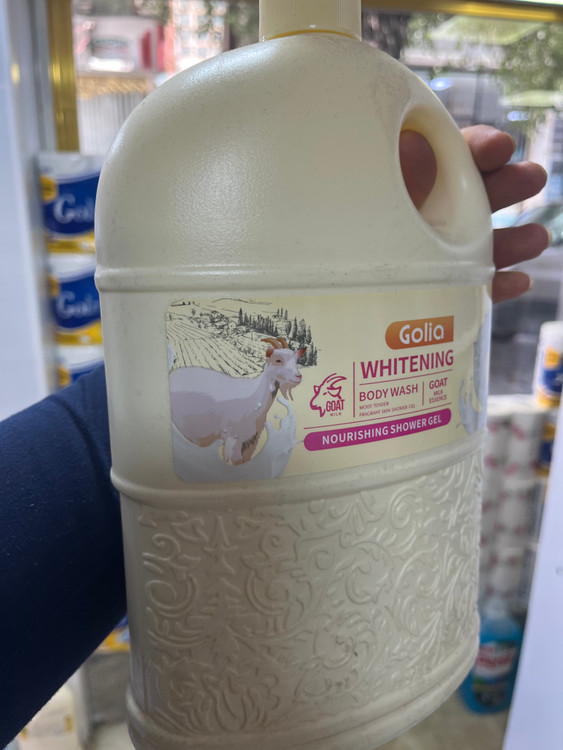 ژل شستشوی بدن مغذی و روشنکننده گولیا (Golia) حاوی شیر بز - حجم ۲.۰۸ لیتر