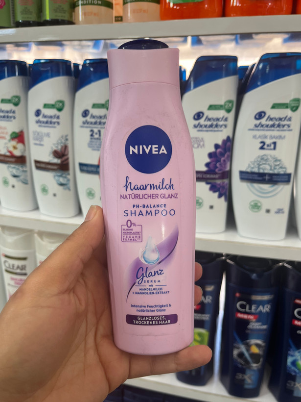 شامپو شیر مو نیوآ (NIVEA) مدل Haarmilch حاوی شیر بادام و عصاره مگنولیا حجم ۲۵۰ میلیلیتر (اصل آلمان)