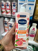 لوسیون بدن آبرسان وازلین (Vaseline) مدل Superfood Freshlock حاوی عصاره گریپفروت و ویتامین A – ۳۲۰ میلیلیتر