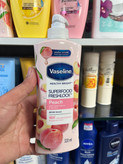 لوسیون بدن آبرسان وازلین (Vaseline) مدل Superfood Freshlock حاوی هلو و ویتامین E – حجم320 میلیلیتر