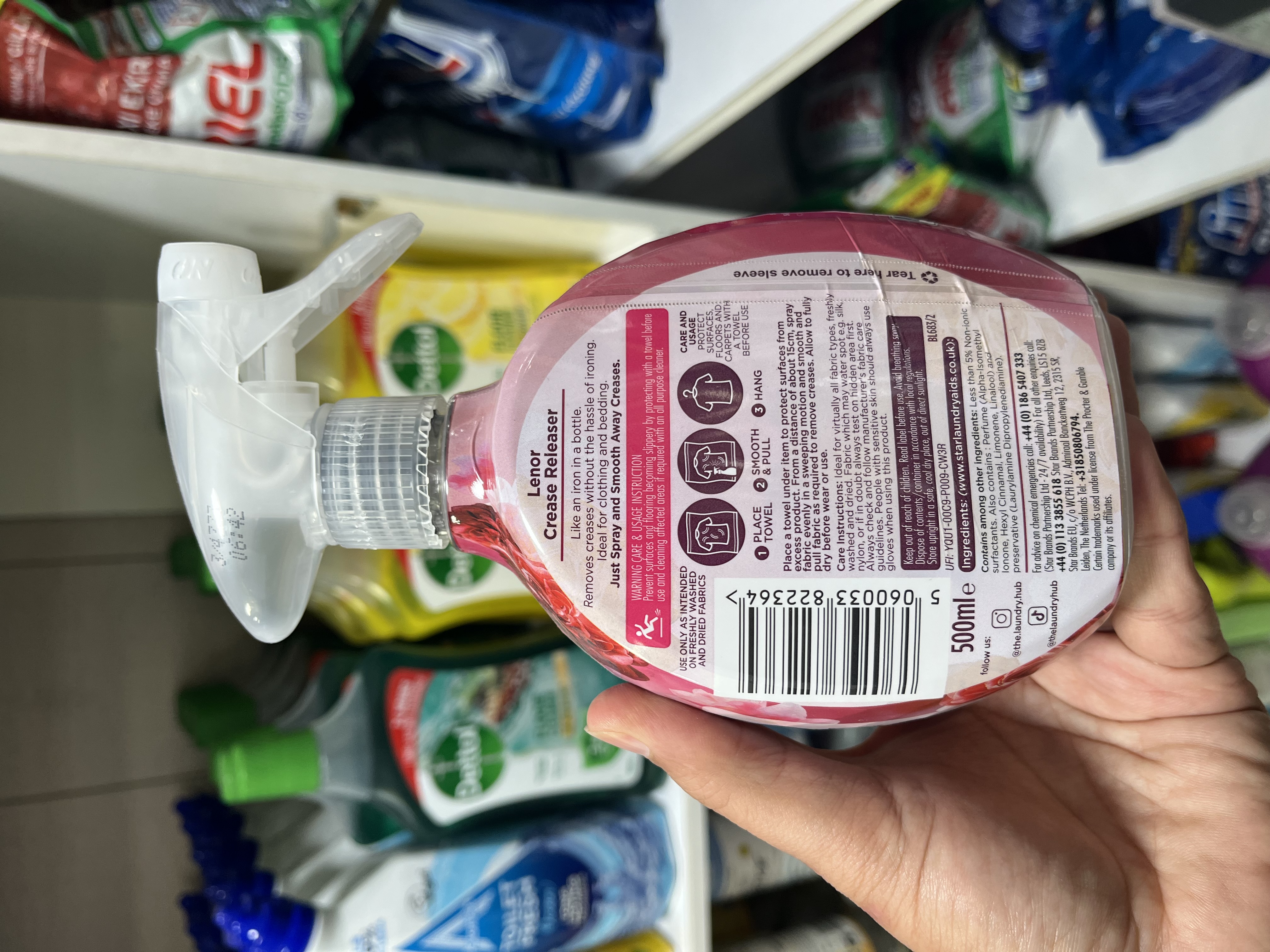 اسپری اتوی فوری و رفع چروک لنور (Lenor) مدل Crease Releaser با رایحه Jasmine & Red Berries حجم ۵۰۰ میلیلیتر