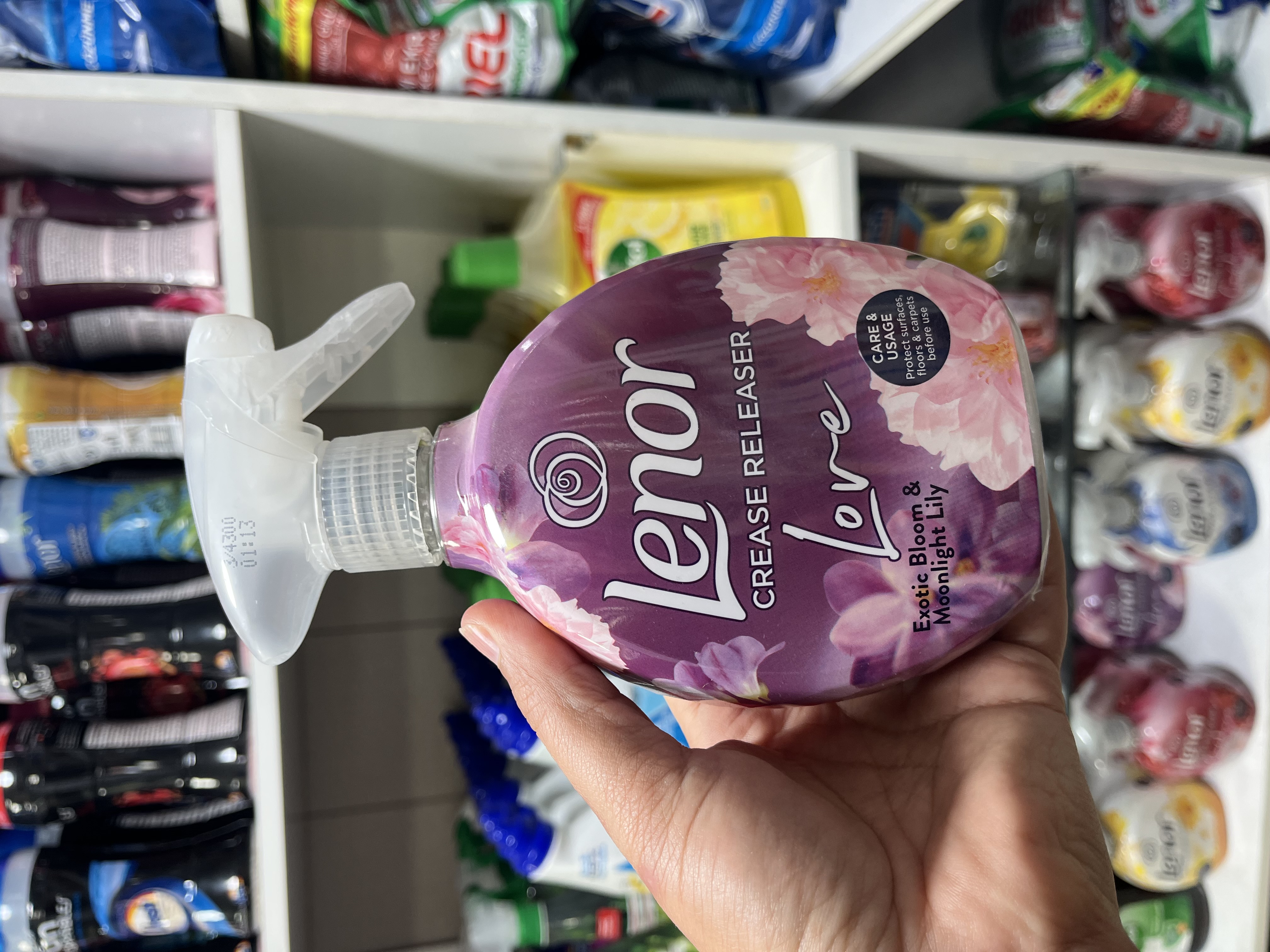 اسپری اتوی فوری و رفع چروک لنور (Lenor) مدل Exotic Bloom & Moonlight Lily حجم ۵۰۰ میلیلیتر