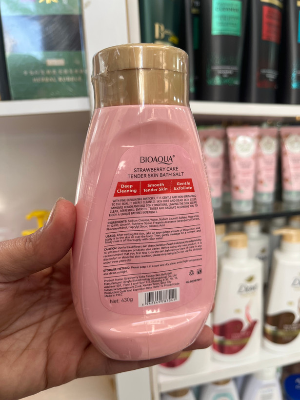 نمک بدن بیوآکوا (BIOAQUA) مدل Strawberry Cake - حاوی عصاره توتفرنگی (وزن ۴۳۰ گرم)