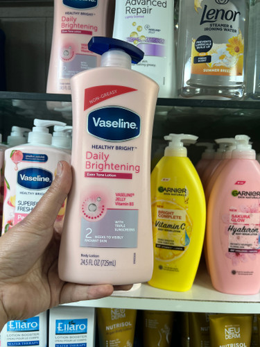 لوسیون بدن وازلین (Vaseline) مدل Healthy Bright - روشنکننده و یکدستکننده پوست (حجم ۷۲۵ میلیلیتر)