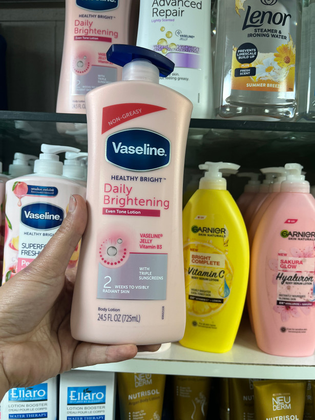 لوسیون بدن وازلین (Vaseline) مدل Healthy Bright - روشنکننده و یکدستکننده پوست (حجم ۷۲۵ میلیلیتر)