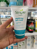 ژل شستشوی صورت سیمپل (Simple) مدل Daily Skin Detox Purifying - مخصوص پوستهای چرب و مستعد جوش (حجم ۱۵۰ میلیلیتر)
