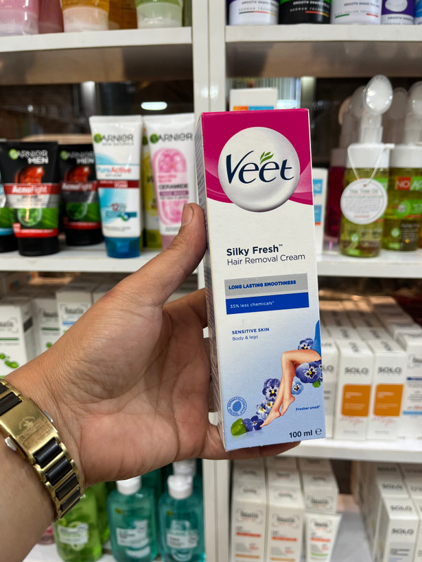 کرم موبر بدن و پا وایت (Veet) مدل Silky Fresh مخصوص پوستهای حساس - ۱۰۰ میلیلیتر