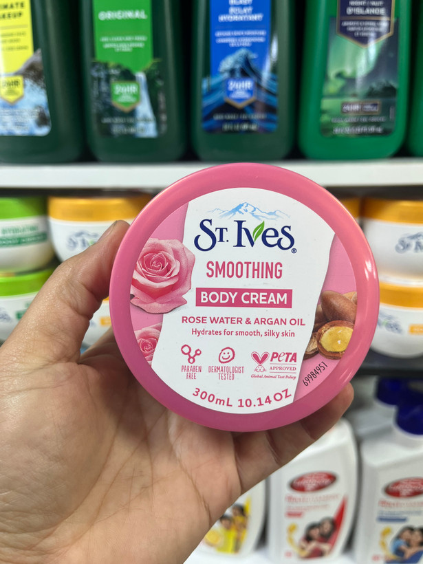 کرم بدن مرطوبکننده و نرمکننده سنتیوز (St. Ives) با رایحه گل رز و روغن آرگان - ۳۰۰ میلیلیتر