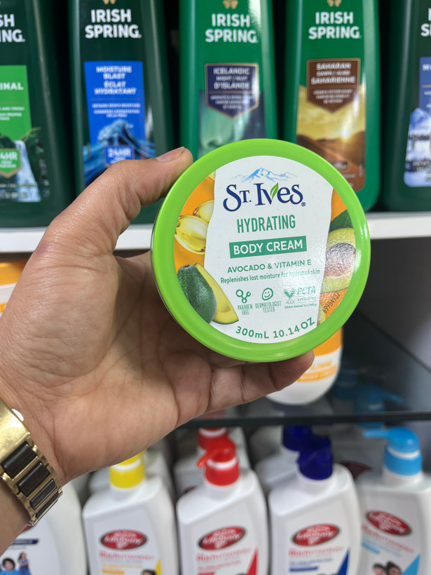 کرم بدن مرطوبکننده و آبرسان استیویز/ سنتیوز (St. Ives) با رایحه آووکادو و ویتامین E - ۳۰۰ میلیلیتر