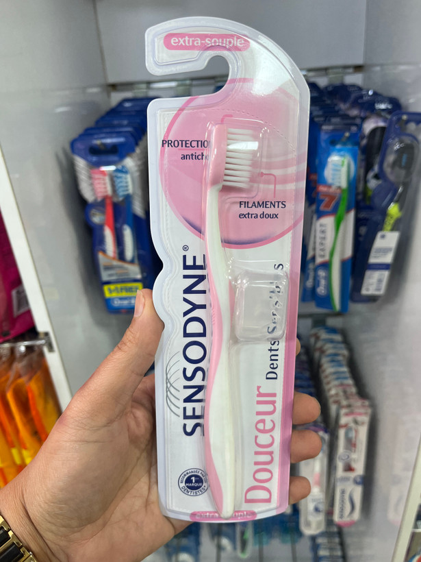 مسواک سنسوداین (Sensodyne) مدل لطافت دندانهای حساس - الیاف فوق نرم، سر کوچک با محافظ سیلیکونی و دسته ارگونومیک