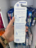 مسواک سنسوداین (Sensodyne) مدل لطافت دندانهای حساس - الیاف فوق نرم، سر کوچک با محافظ سیلیکونی و دسته ارگونومیک