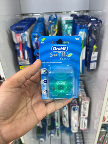 نخ دندان اورال-بی (Oral-B) مدل ساتین نعنا - رشتههای ابریشمی مومدار با طعم تازگیبخش و پاککننده عمیق