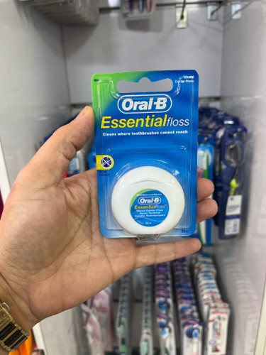 نخ دندان اورال-بی (Oral-B) مدل اسنشال - رشتههای مومدار با طعم نعنا و مقاومت بالا در برابر پاره شدن