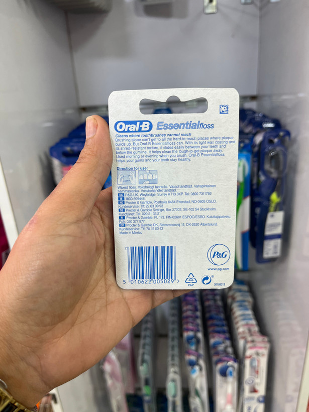 نخ دندان اورال-بی (Oral-B) مدل اسنشال - رشتههای مومدار با طعم نعنا و مقاومت بالا در برابر پاره شدن