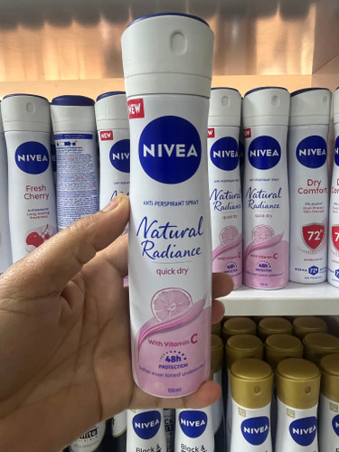 اسپری ضد تعریق زنانه نیوآ (Nivea) مدل نچرال رادیانس (Natural Radiance) - روشنکننده و حاوی ویتامین C