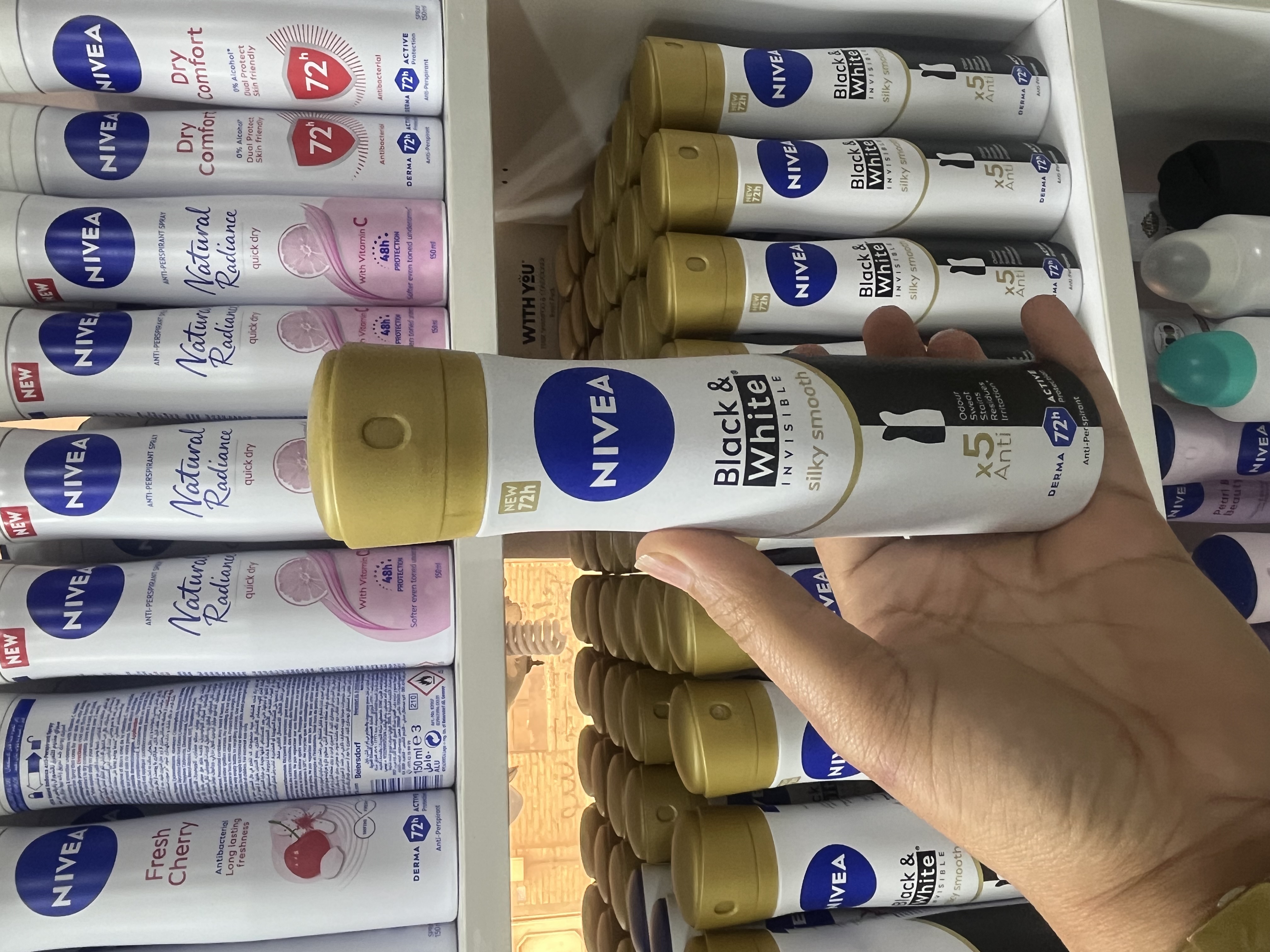 اسپری ضد تعریق Niveaنیوآ مدل Black & White سری Silky Smooth - محافظت ۷۲ ساعته و ضد لک۱۵۰ میل