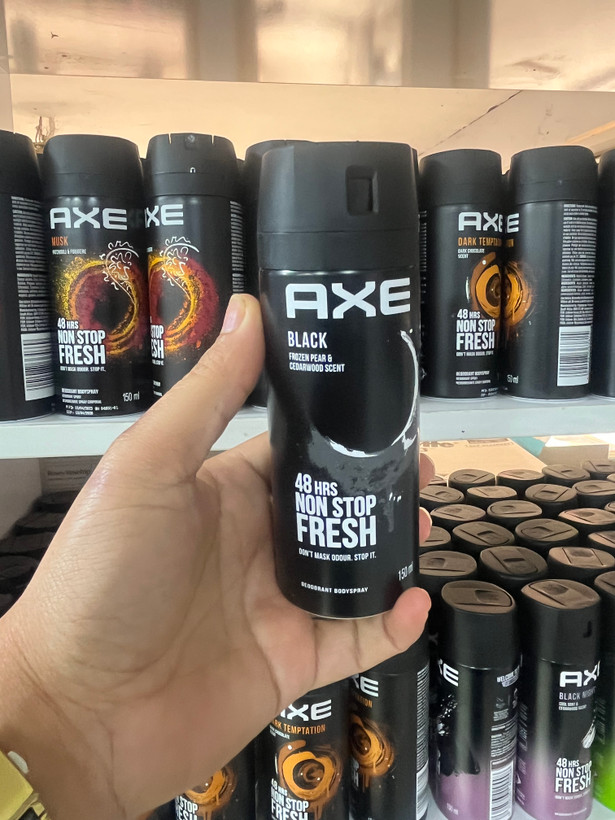 اسپری دئودورانت مردانه اکس (Axe) مدل بلک فرزن (Black Frozen) - رایحه سیب سرد شده و چوب سدر