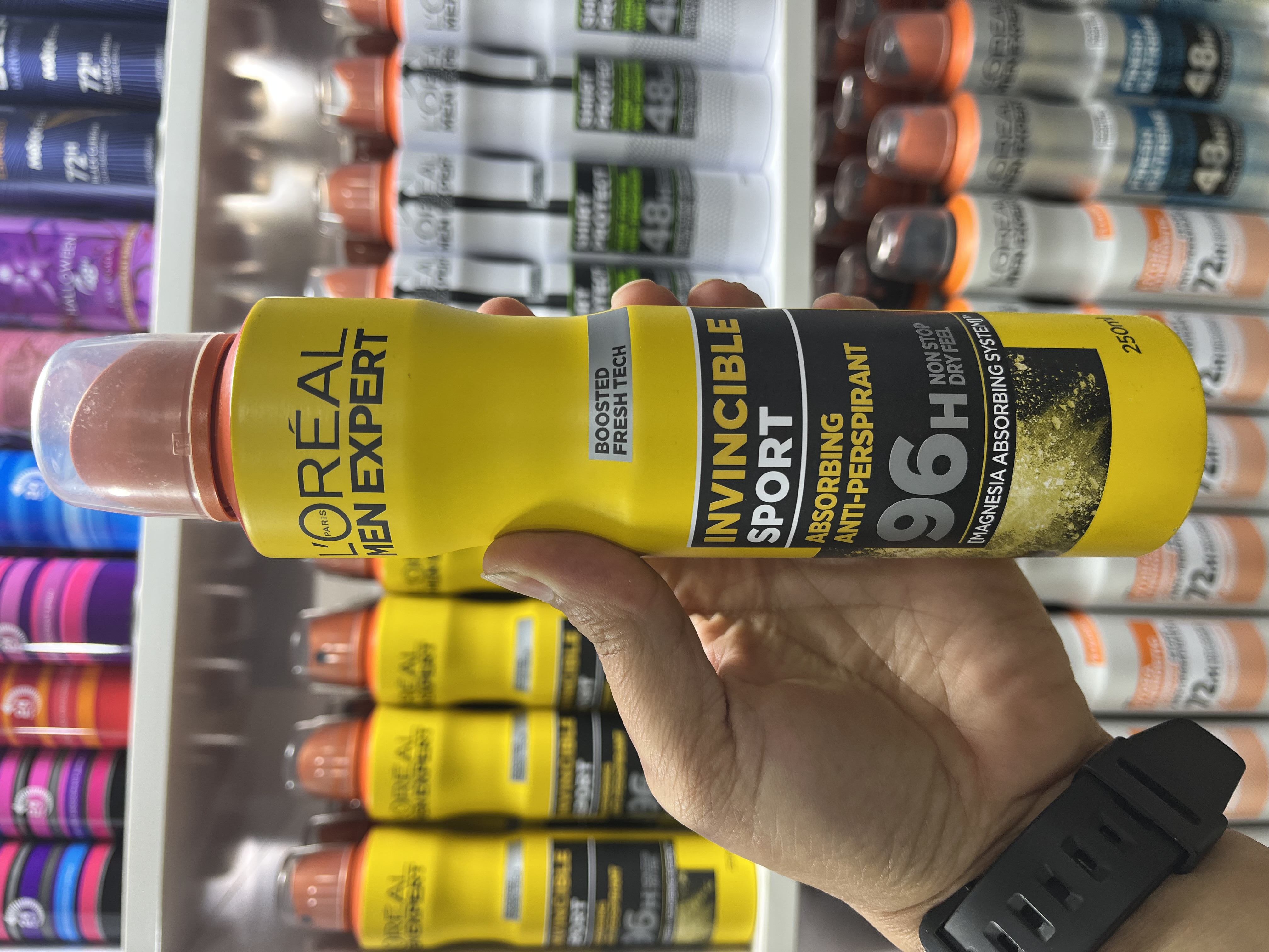اسپری ضدتعریق لورآل L'Oréal مردانه مدل Invincible Sport (۹۶ ساعته) - مخصوص فعالیت‌های سنگین و ورزشی (حجم ۲۵۰ میل)