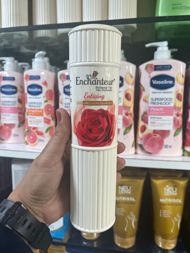 پودر خوشبوکننده بدن زَنانه اِنچِنتور (Enchanteur) مدل Enticing حجم ۲۵۰ گرم