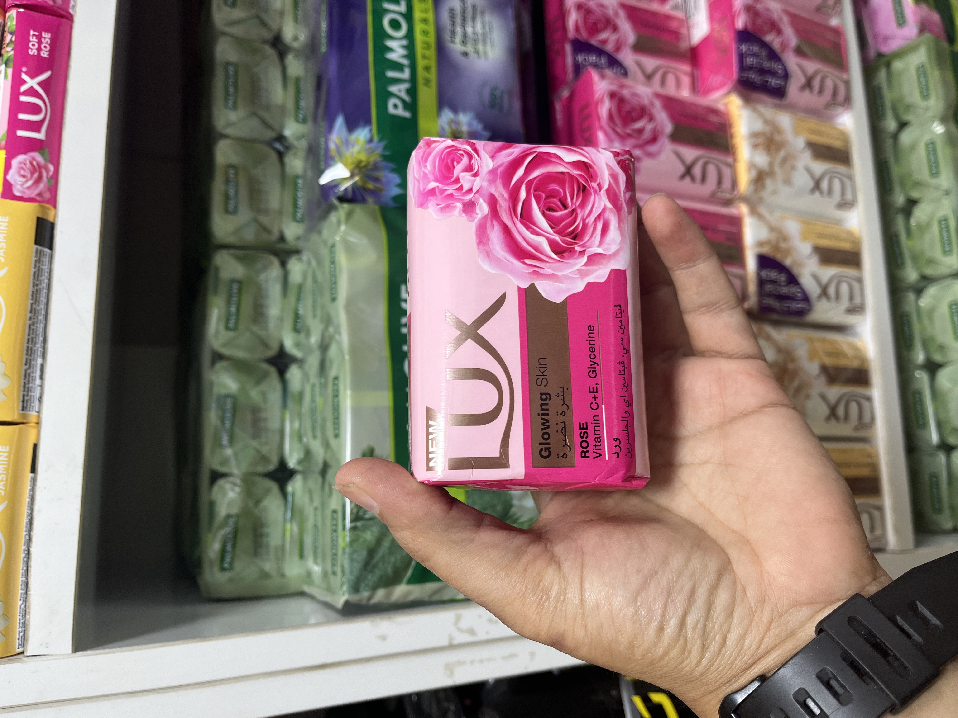 صـابـون لـوکـس (LUX) مـدل Glowing Skin با عصاره رُز و ویتامین C و E - حـجـم ۱۷۰ گـرم