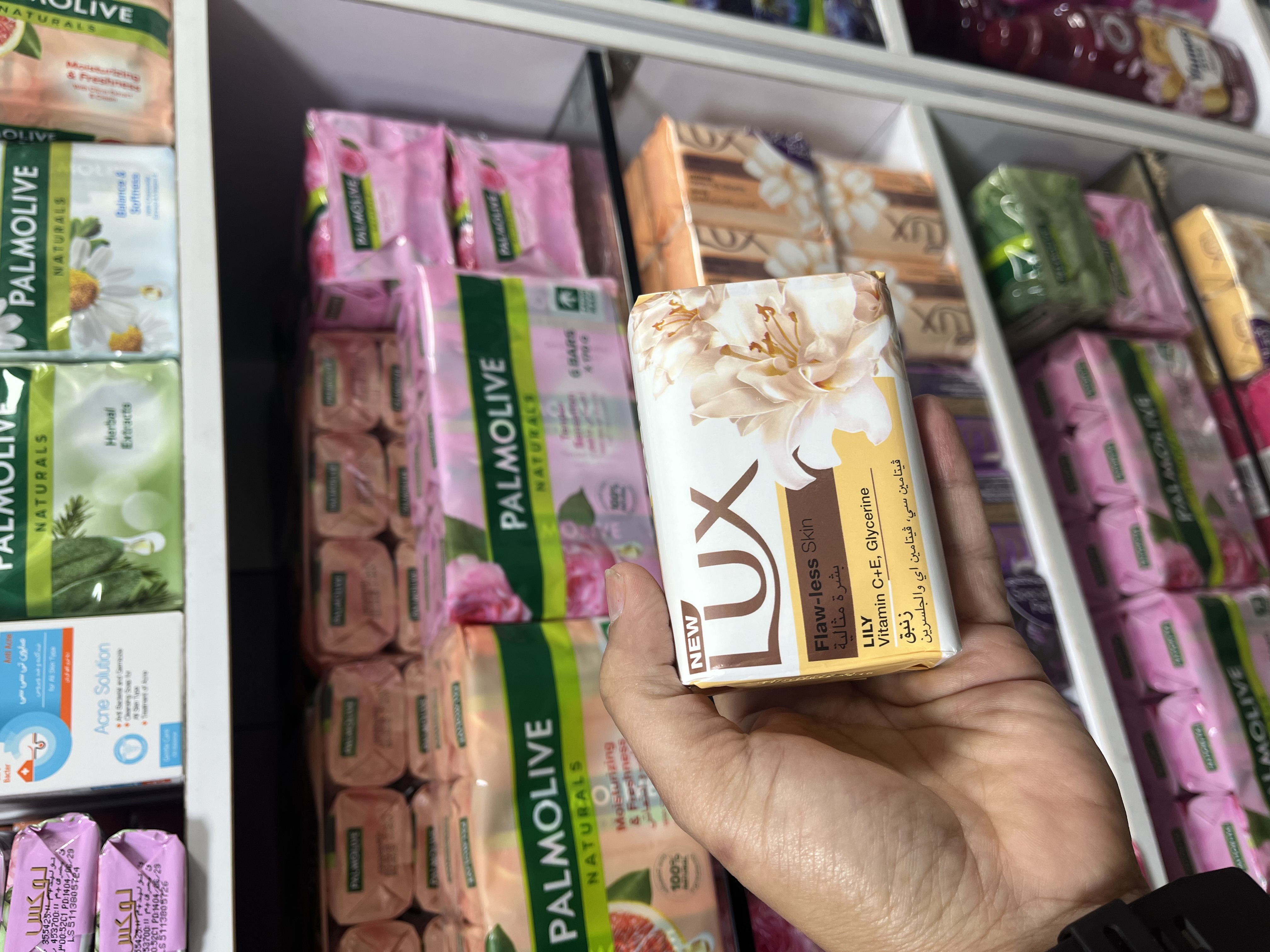 صـابـون لـوکـس (LUX) مـدل Flaw-less Skin با عصاره زنبق و ویتامین C و E - حـجـم ۱۷۰ گـرم