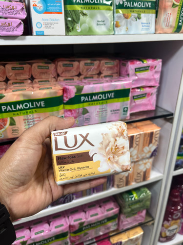 صـابـون لـوکـس (LUX) مـدل Flaw-less Skin با عصاره زنبق و ویتامین C و E - حـجـم ۱۷۰ گـرم