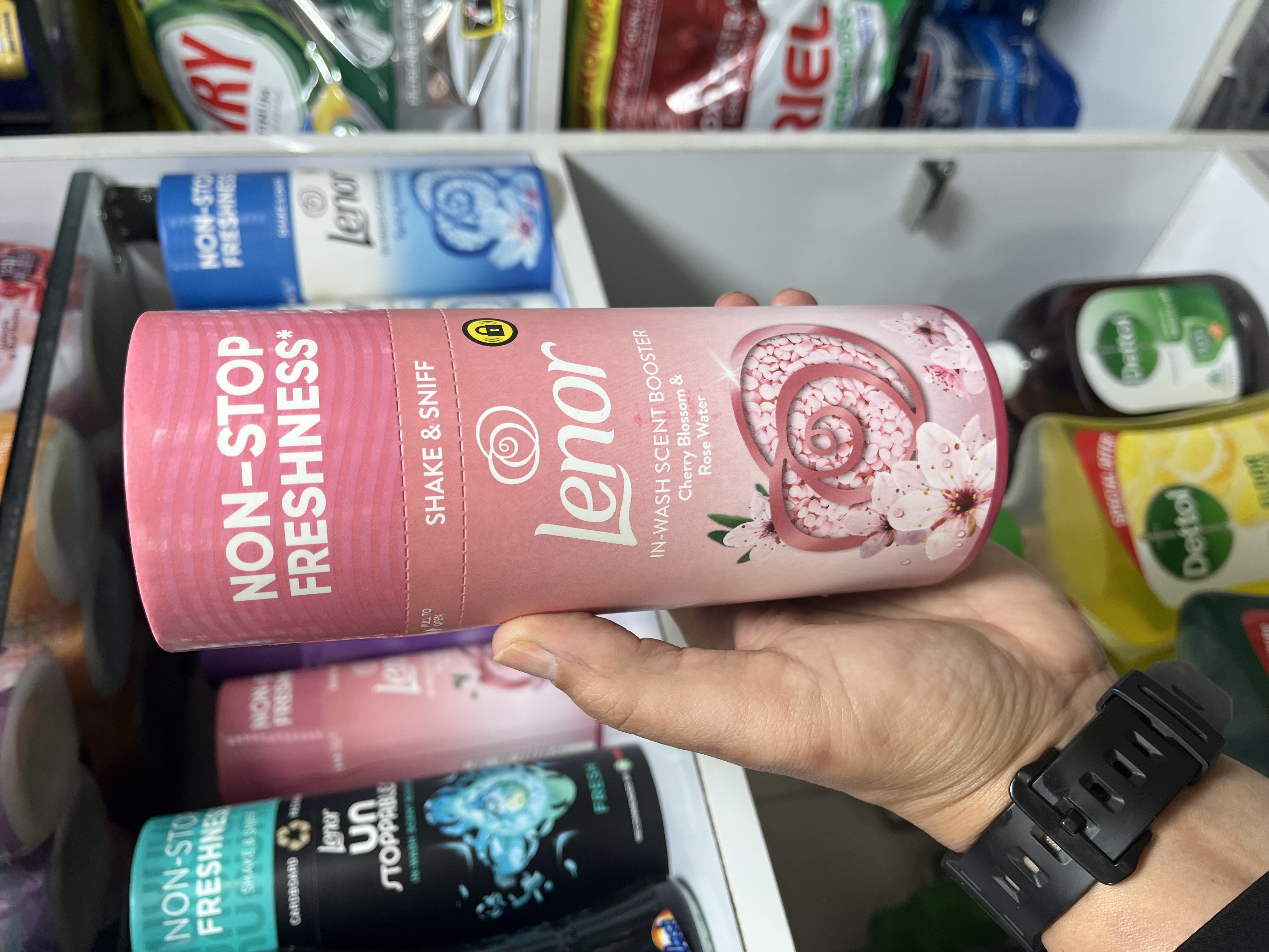 دانه‌های خوشبو‌کننده لباس لنور (Lenor) مدل Cherry Blossom & Rose Water - رایحه گل گیلاس و گلاب