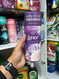 دانههای خوشبوکننده لباس لنور (Lenor) رایحه شکوفههای egzotic و نیلوفر ماه - ۱۷۶ گرم