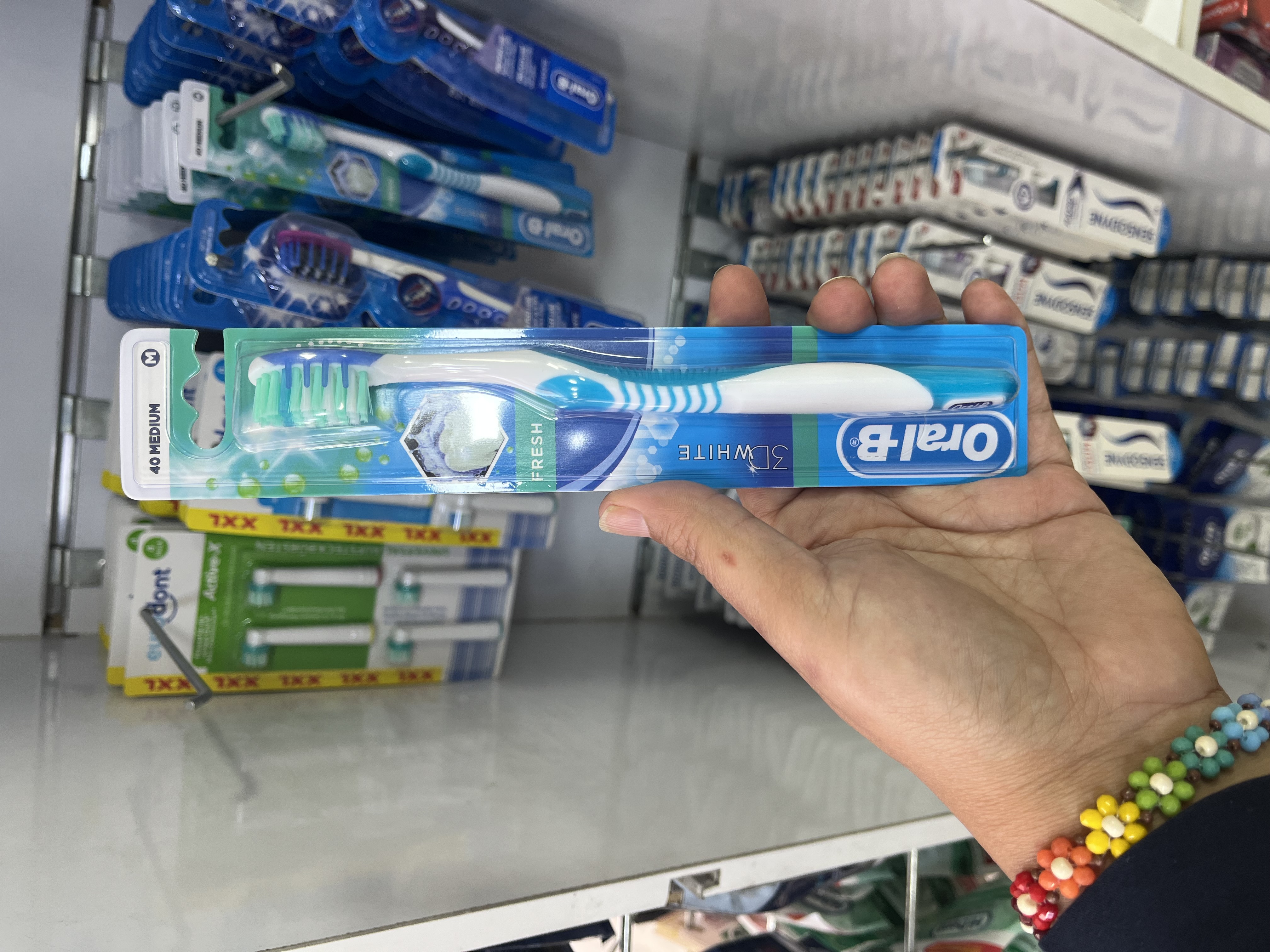 مسواک دستی اورال-بی مدل 3D White Fresh (برس متوسط - سایز ۴۰)