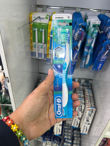مسواک دستی اورال-بی مدل 3D White Fresh (برس متوسط - سایز ۴۰)