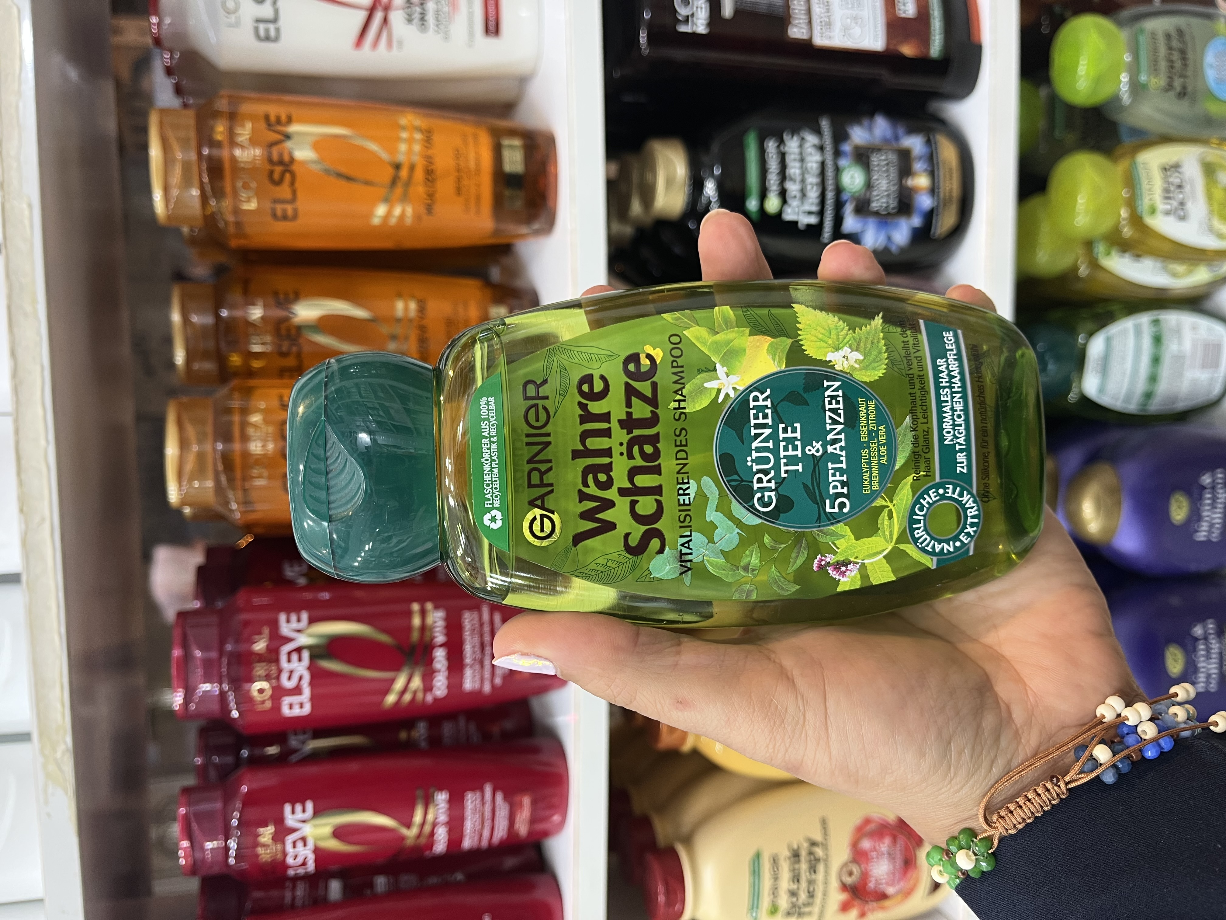 شامپو تقویت‌کننده و درخشان‌کننده گارنیه (Garnier) سری Wahre Schätze مدل چای سبز و ۵ گیاه250میل