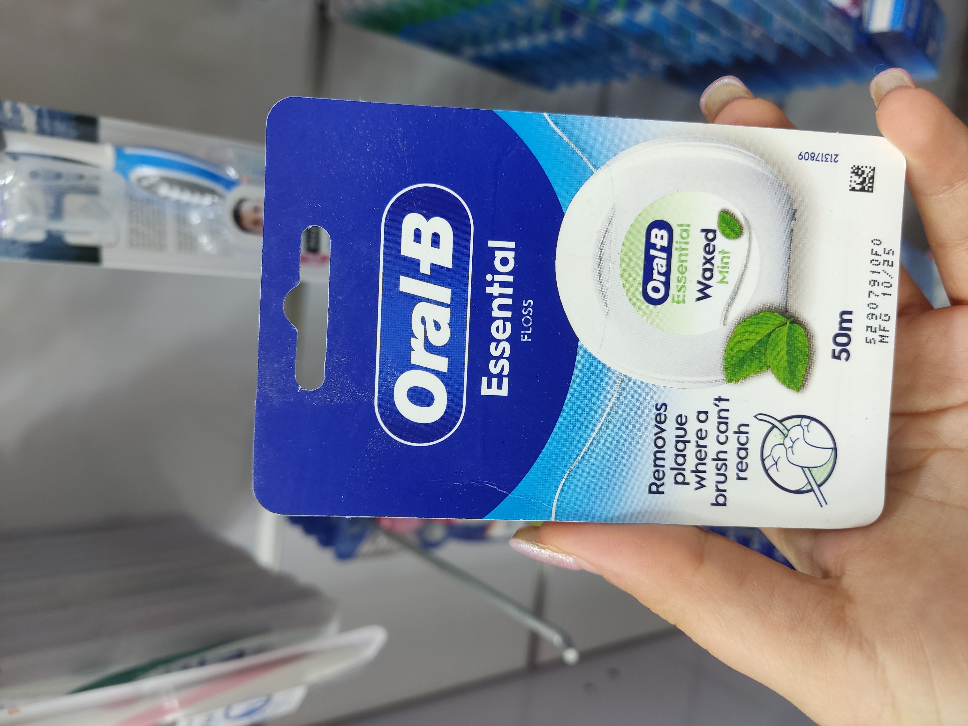 نخ دندان اورال-بی (Oral-B) مدل اسنشال - رشته‌های موم‌دار با طعم نعنا و مقاومت بالا در برابر پاره شدن