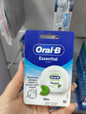 نخ دندان اورال-بی (Oral-B) مدل اسنشال - رشتههای مومدار با طعم نعنا و مقاومت بالا در برابر پاره شدن