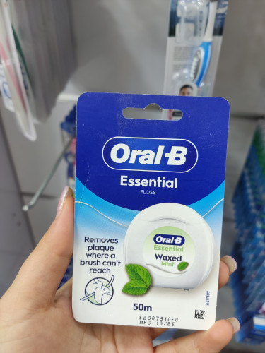 نخ دندان اورال-بی (Oral-B) مدل اسنشال - رشتههای مومدار با طعم نعنا و مقاومت بالا در برابر پاره شدن