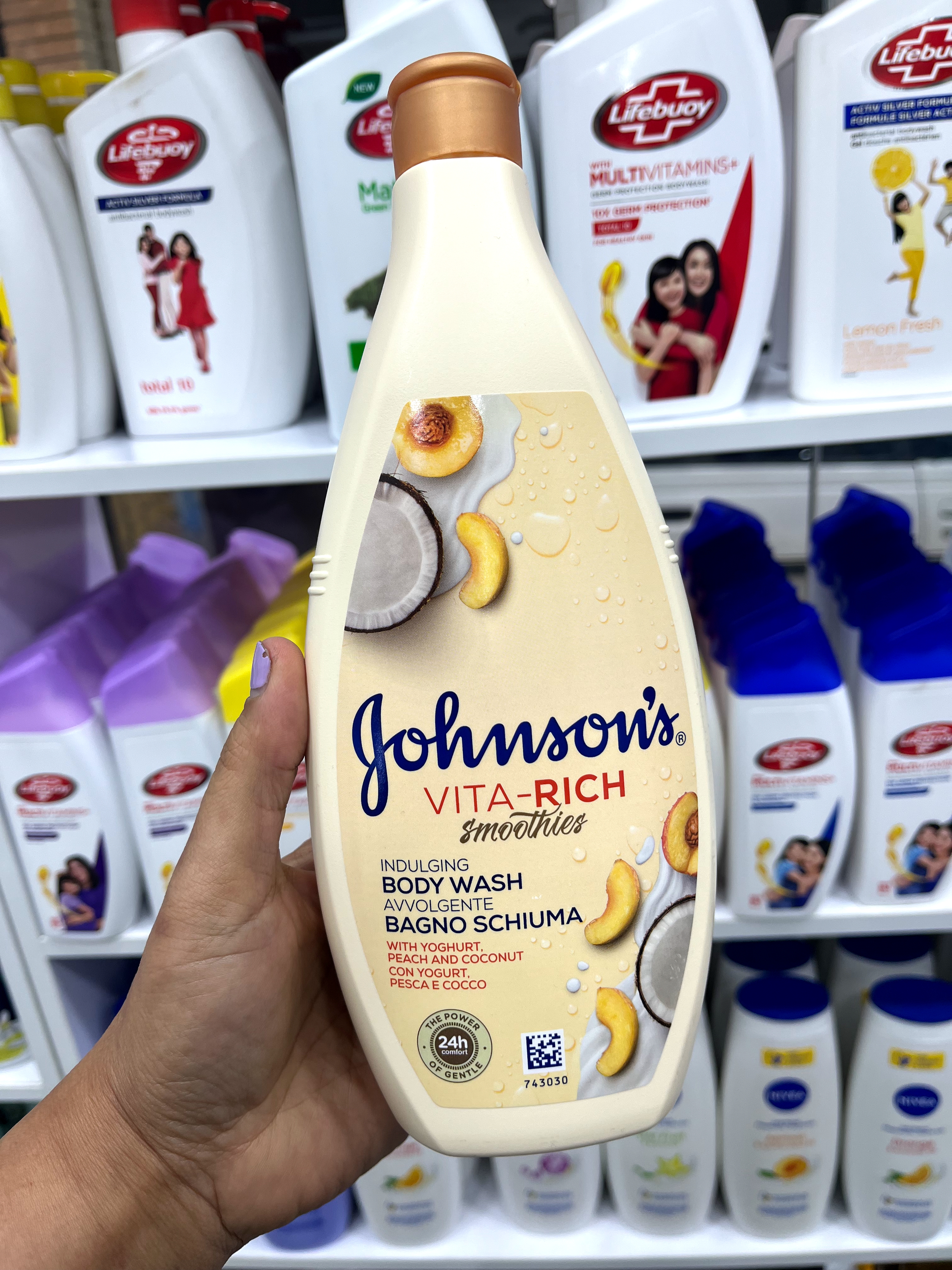 شامپو بدن جانسون (Johnson’s) سری Vita-Rich مدل Indulging با عصاره ماست، هلو و نارگیل - ۷۵۰ میلی‌لیتر